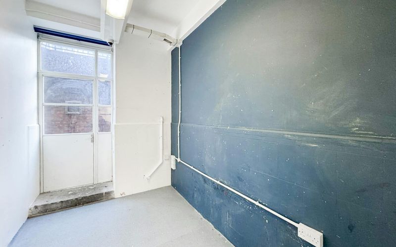 9 Larcom Street, London Image 9