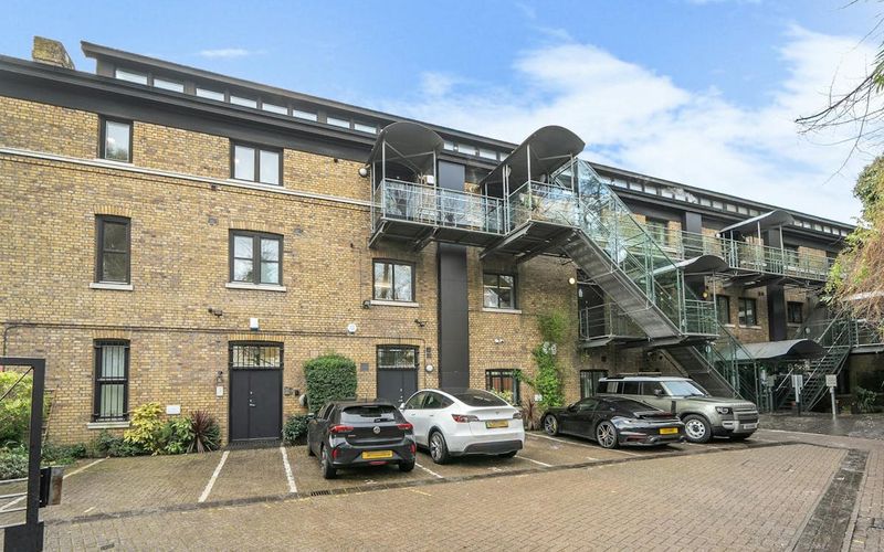 3 Bridge Approach Chalk Farm, London Image 11