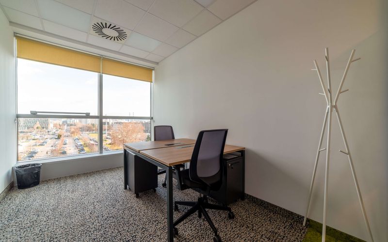 90в Omladinskih Brigada, Novi Beograd, 50 DESKS 90в Omladinskih Brigada, Novi Beograd Image 1