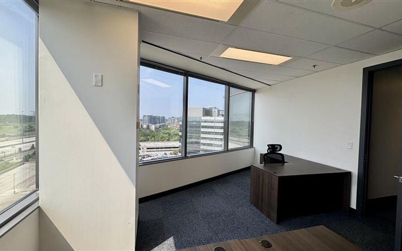 55 Commerce Valley Drive West, Markham Image 4