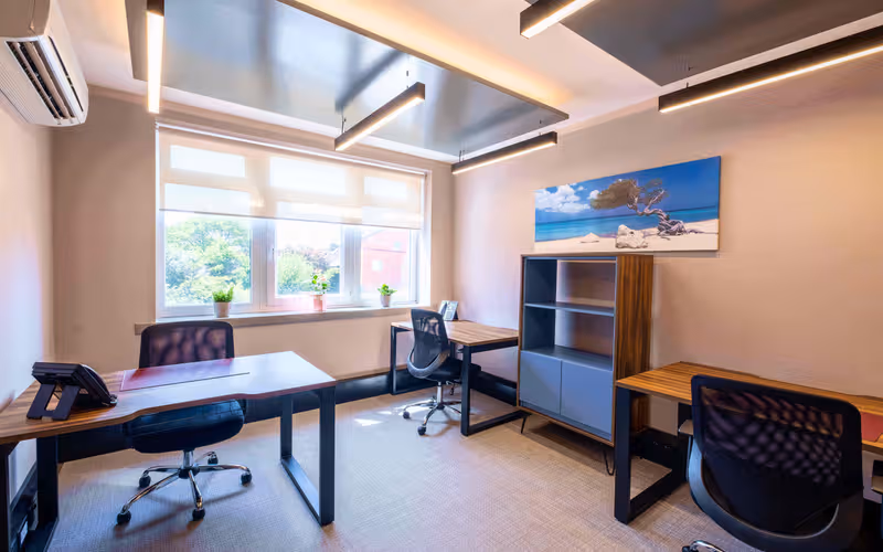 35-37 Brent Street, Hendon, 5 DESKS 35-37 Brent Street, Hendon image 1