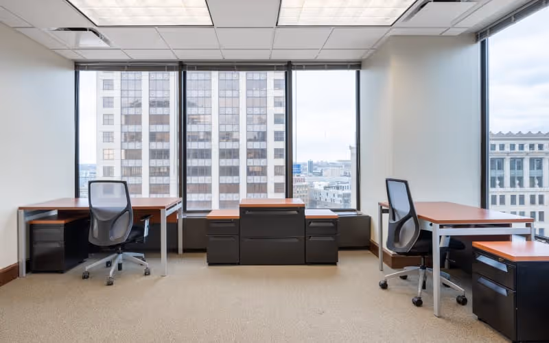 250 E Wisconsin Ave, Milwaukee, 50 DESKS 250 E Wisconsin Ave, Milwaukee image 1