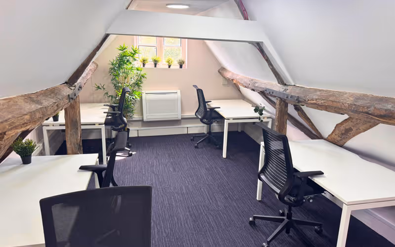 Cornerhall, Hemel Hempstead Herts, 8 DESKS Cornerhall, Hemel Hempstead Herts image 1