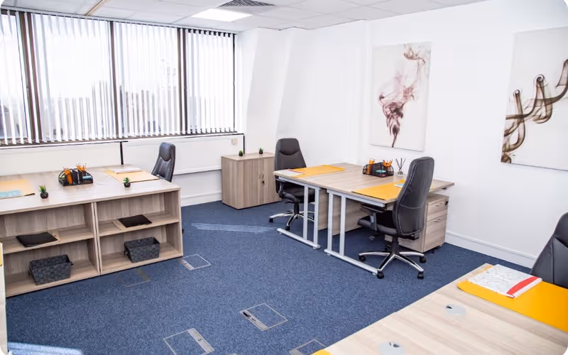 915 High Road, Finchley, 13 DESKS 915 High Road, Finchley image 1