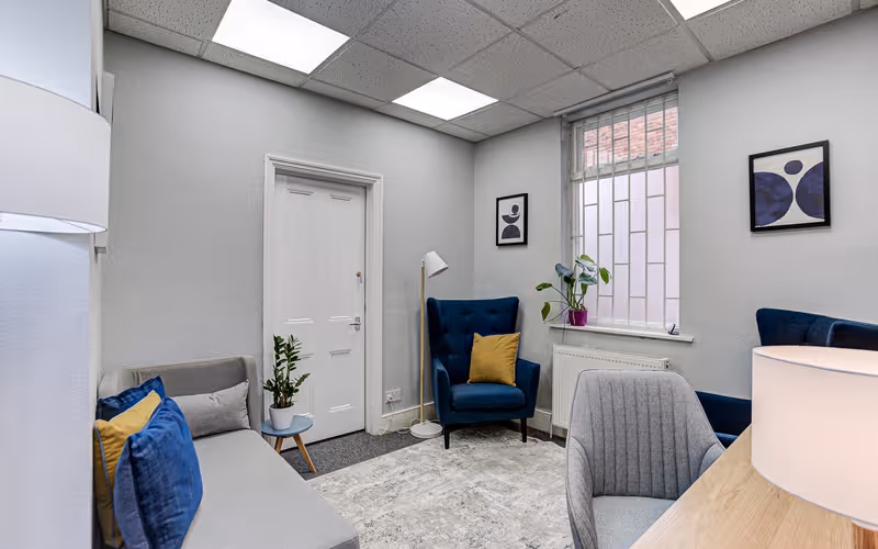 42 Watling Street, Radlett Herts, 2 DESKS 42 Watling Street, Radlett Herts image 1