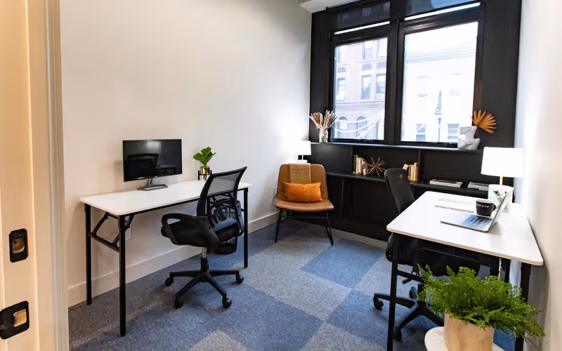 750 Manhattan Avenue, Greenpoint, 5 DESKS 750 Manhattan Avenue, Greenpoint image 1