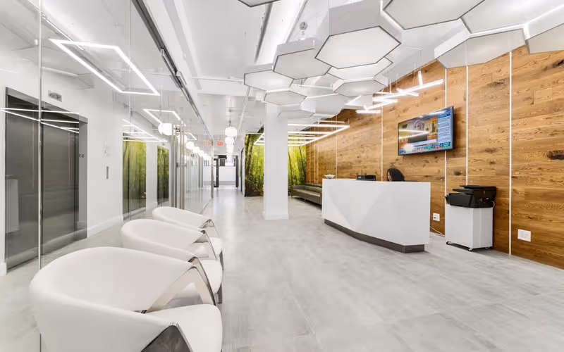 469 7 Avenue, New York, 1 DESK 469 7 Avenue, New York image 1