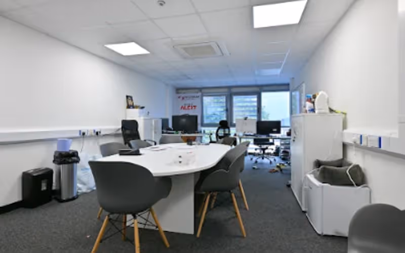 92 Oldfields Road Oldfields Trading Estate, Sutton, 10 DESKS 92 Oldfields Road Oldfields Trading Estate, Sutton image 1
