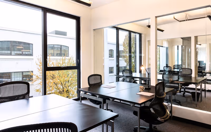329 Ne Couch St, Portland, 24 DESKS 329 Ne Couch St, Portland image 1