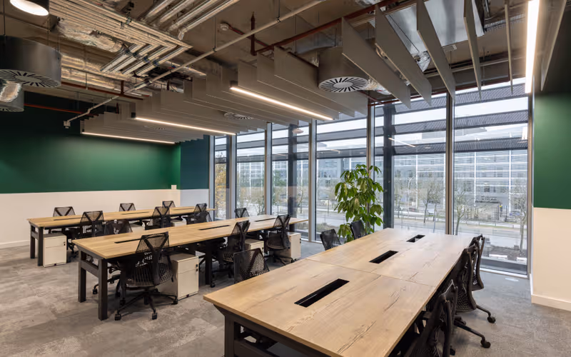 200 Grafton Gate, Milton Keynes, 1733 DESKS 200 Grafton Gate, Milton Keynes image 1