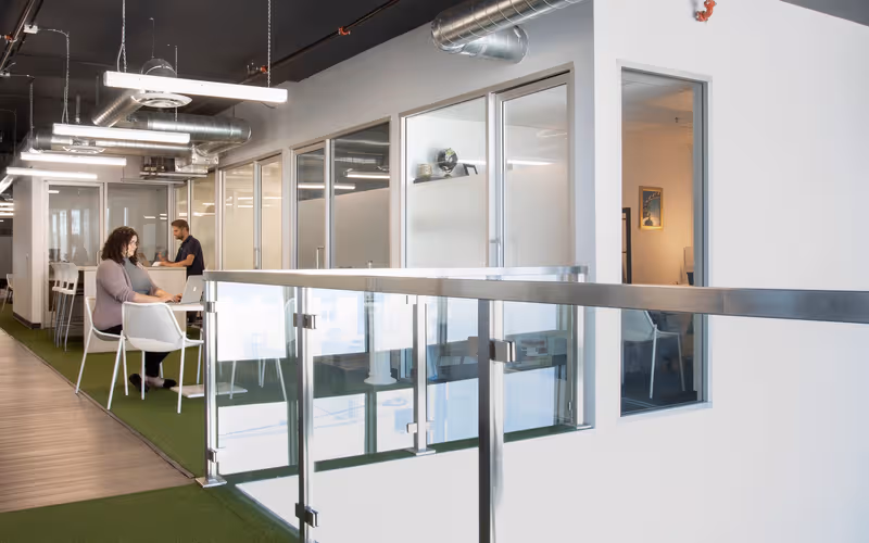 6600 Sunset Blvd, Los Angeles, 25 DESKS 6600 Sunset Blvd, Los Angeles image 1