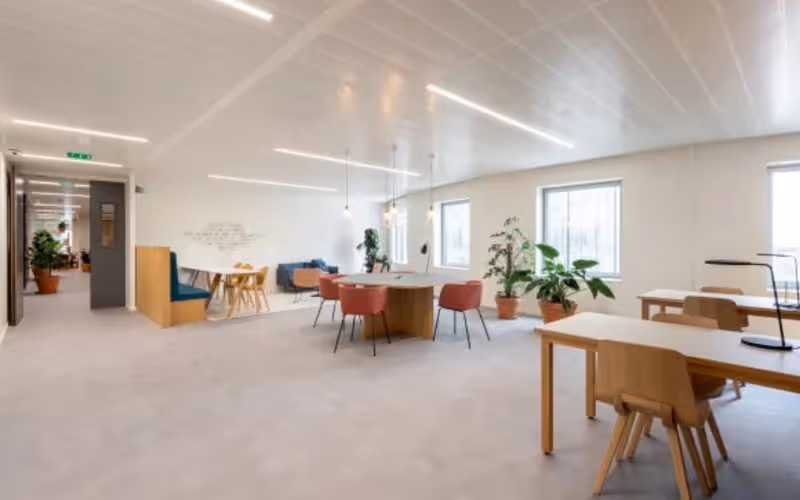 7/11 Place Des 5 Martyrs Du Lycee Buffon, Paris, 50 DESKS 7/11 Place Des 5 Martyrs Du Lycee Buffon, Paris image 1