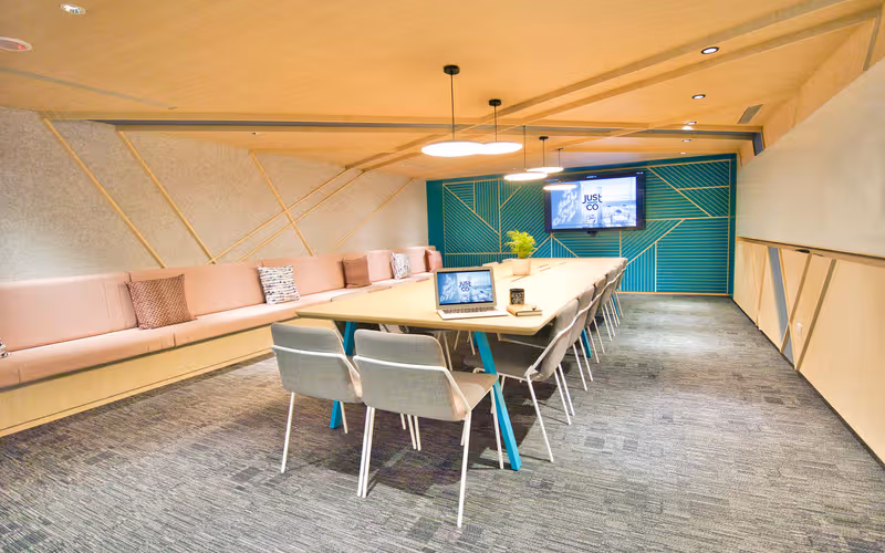 No. 156 Sec 3 Minsheng E Rd, Songshan Dist, 18 DESKS No. 156 Sec 3 Minsheng E Rd, Songshan Dist image 1