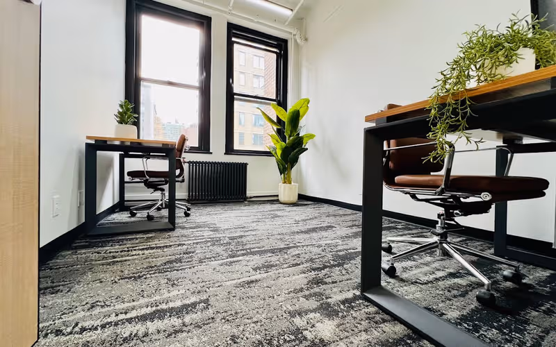 307 West 38th Street, New York, 1 DESK 307 West 38th Street, New York image 1