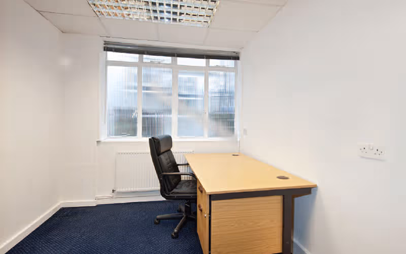 28B Hampstead High Street, Greater London, 6 DESKS 28B Hampstead High Street, Greater London image 1