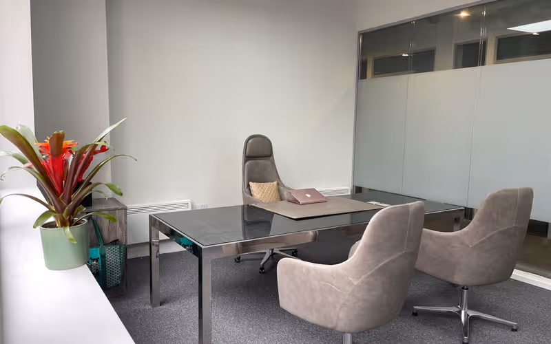 708 A High Road, Greater London, 3 DESKS 708 A High Road, Greater London image 1