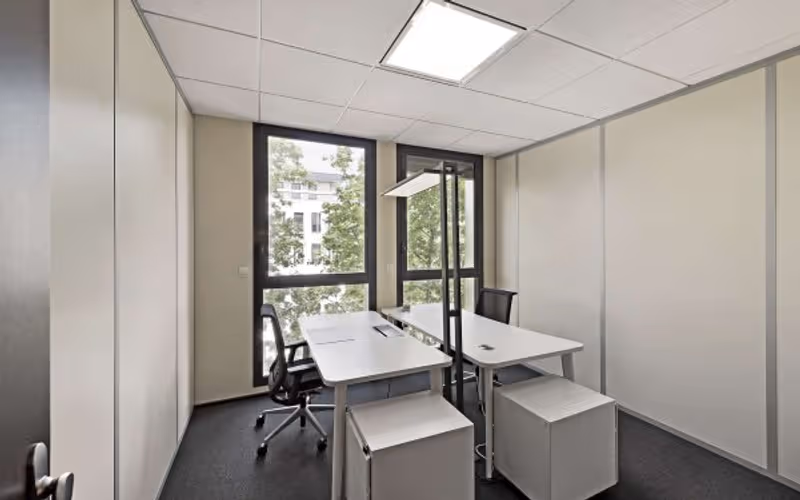 3 Cr Charlemagne, Lyon, 10 DESKS 3 Cr Charlemagne, Lyon image 1