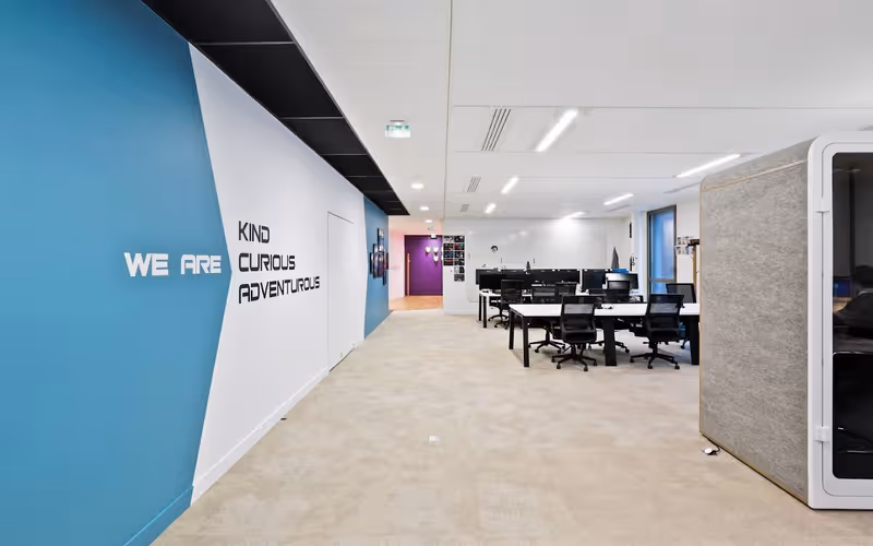 222 Cr Lafayette, Lyon, 64 DESKS 222 Cr Lafayette, Lyon image 1