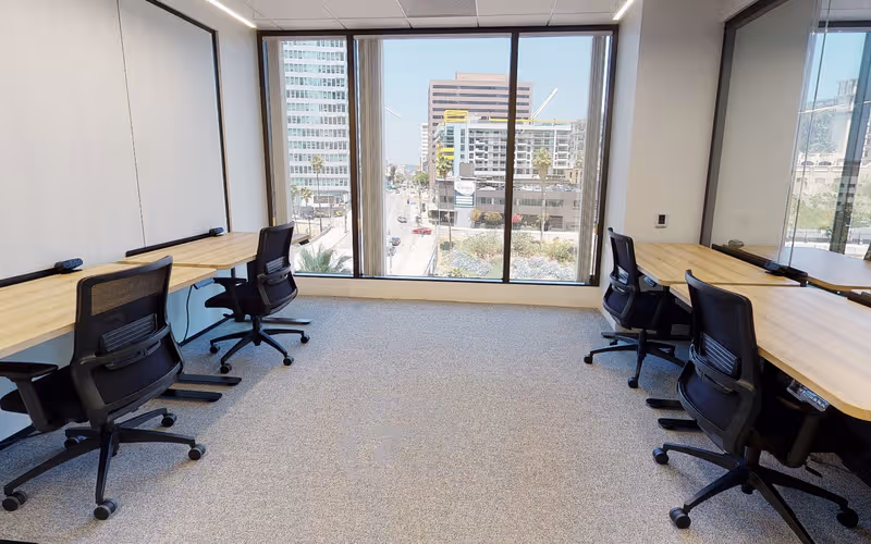 915 Wilshire Blvd, Los Angeles image 1