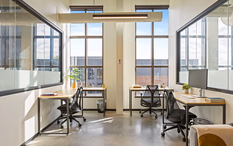 875 N High St, Columbus, 10 DESKS 875 N High St, Columbus image 1