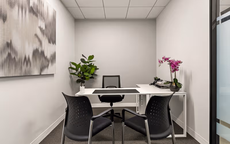10940 Wilshire Blvd, Los Angeles, 7 DESKS 10940 Wilshire Blvd, Los Angeles image 1