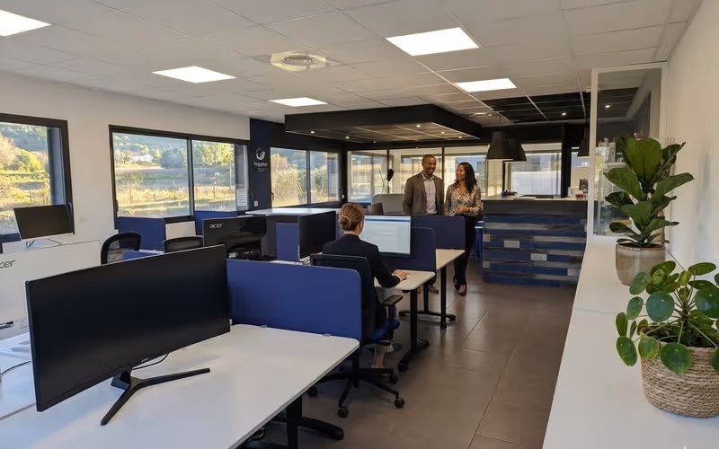 190 Rue Topaze, Éguilles, 6 DESKS 190 Rue Topaze, Éguilles image 1