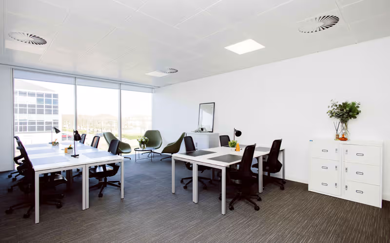 4 Longwalk, Stockley Park, 20 DESKS 4 Longwalk, Stockley Park image 1