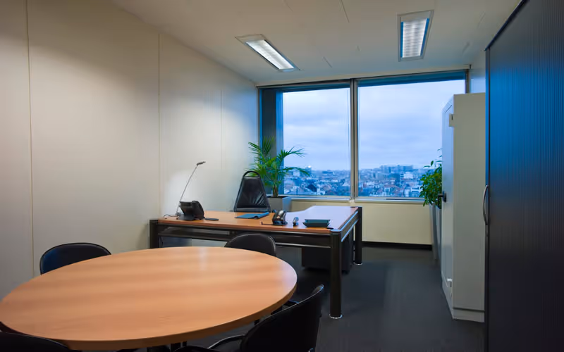 143/4 Avenue Louise, Brussels, 5 DESKS 143/4 Avenue Louise, Brussels image 1