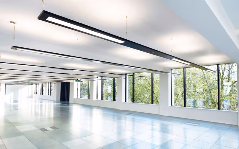 25 Charterhouse Square, London, 24 DESKS 25 Charterhouse Square, London image 1