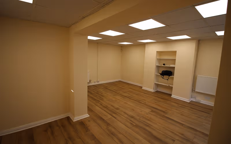 8 Gainsborough Road, Bushwood, 5 DESKS 8 Gainsborough Road, Bushwood image 1