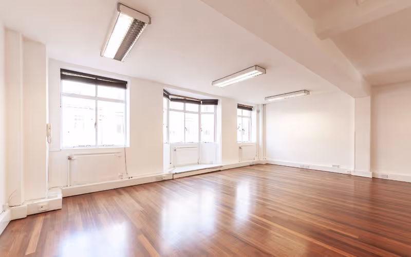 63-64 Margaret St, London, 11 DESKS 63-64 Margaret St, London image 1