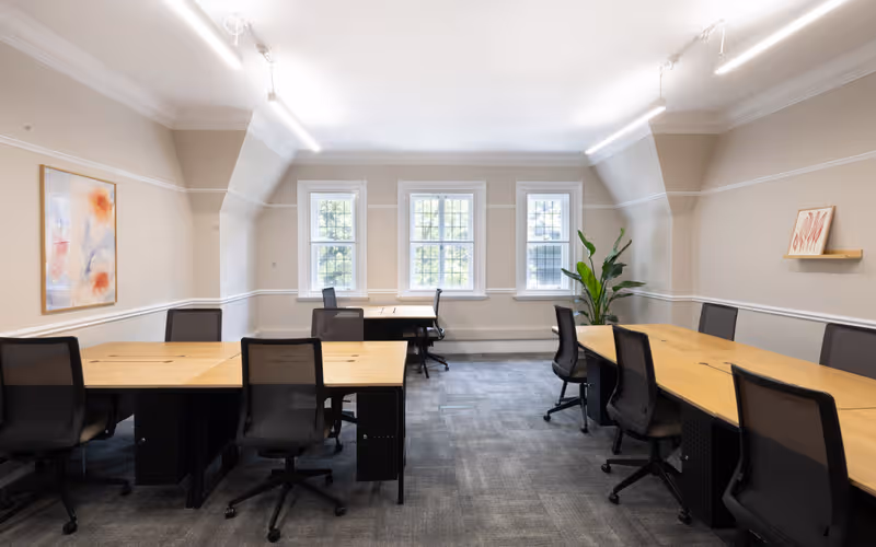 132 Buckingham Palace Road, Greater London image 1