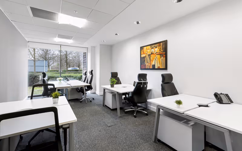 300 South Row, Milton Keynes, 18 DESKS 300 South Row, Milton Keynes image 1