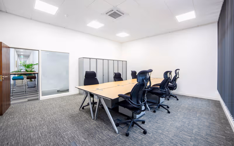 Harvest Crescent, Hampshire, 31 DESKS Harvest Crescent, Hampshire image 1