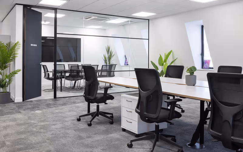 163 Bright Road, Coulsdon, 18 DESKS 163 Bright Road, Coulsdon image 1