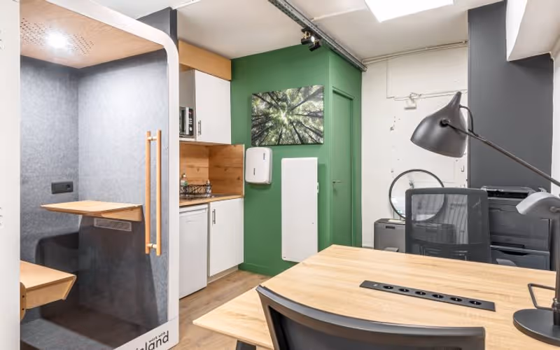38 Rue De Montmorency, Paris, 8 DESKS 38 Rue De Montmorency, Paris image 1