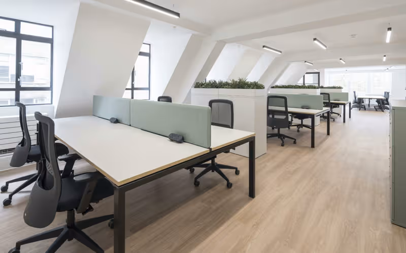 10-11 Charterhouse Square, London, 60 DESKS 10-11 Charterhouse Square, London image 1