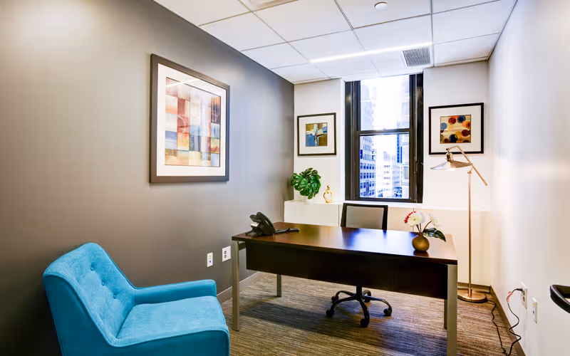 420 Lexington Avenue, New York, 6 DESKS 420 Lexington Avenue, New York image 1