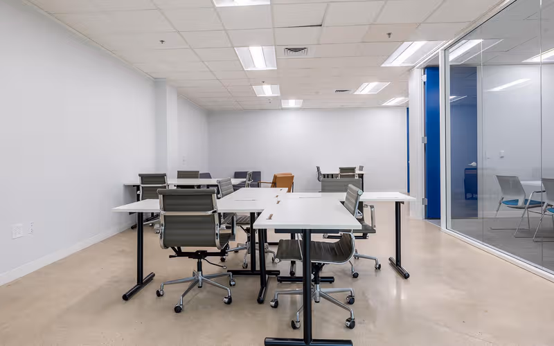 5000 Plaza On The Lake Drive, Austin, 21 DESKS 5000 Plaza On The Lake Drive, Austin image 1