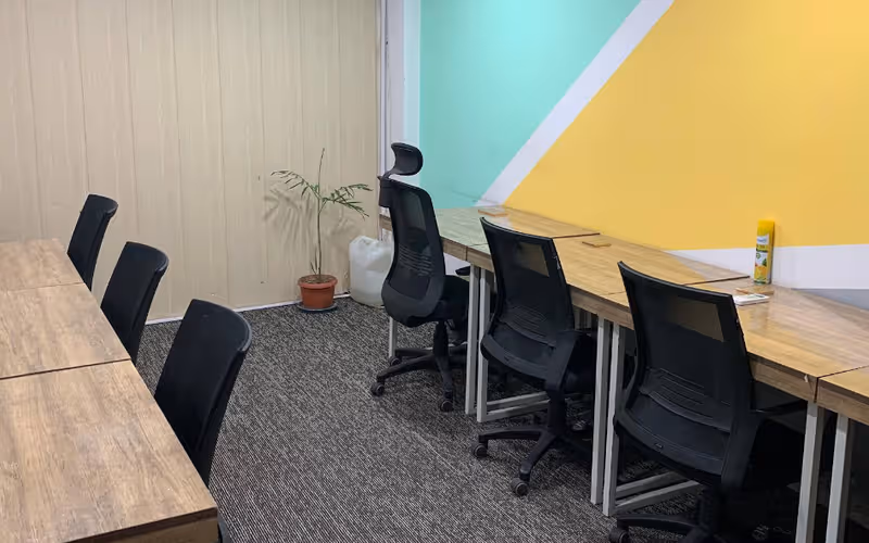 37 Model Town, Lahore, 5 DESKS 37 Model Town, Lahore image 1
