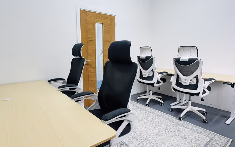 29-39 London Road, Twickenham, 8 DESKS 29-39 London Road, Twickenham image 1