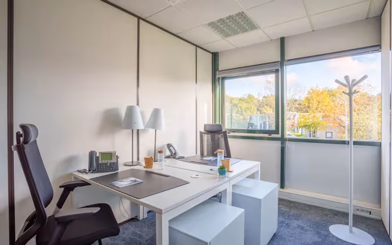 2 Avenue Des Améthystes, Nantes, 15 DESKS 2 Avenue Des Améthystes, Nantes image 1