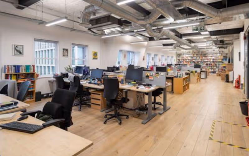 29 Cloth Fair, London, 30 DESKS 29 Cloth Fair, London image 1