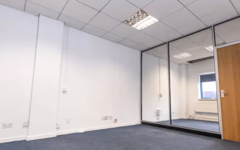 30 Rugby Rd, Twickenham, 4 DESKS 30 Rugby Rd, Twickenham image 1