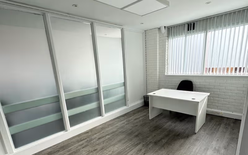 460-466 Uxbridge Road, Hayes, 30 DESKS 460-466 Uxbridge Road, Hayes image 1