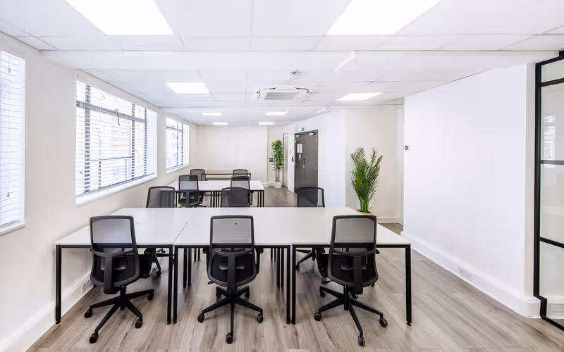 129 Oxford Street, London, 16 DESKS 129 Oxford Street, London image 1