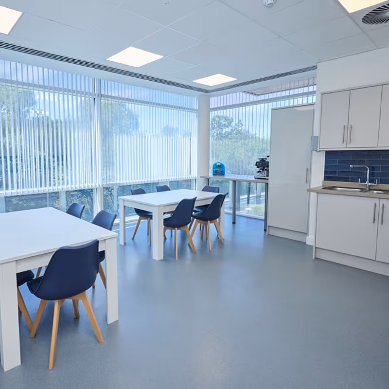 720 Centennial Court, Elstree - Image 3