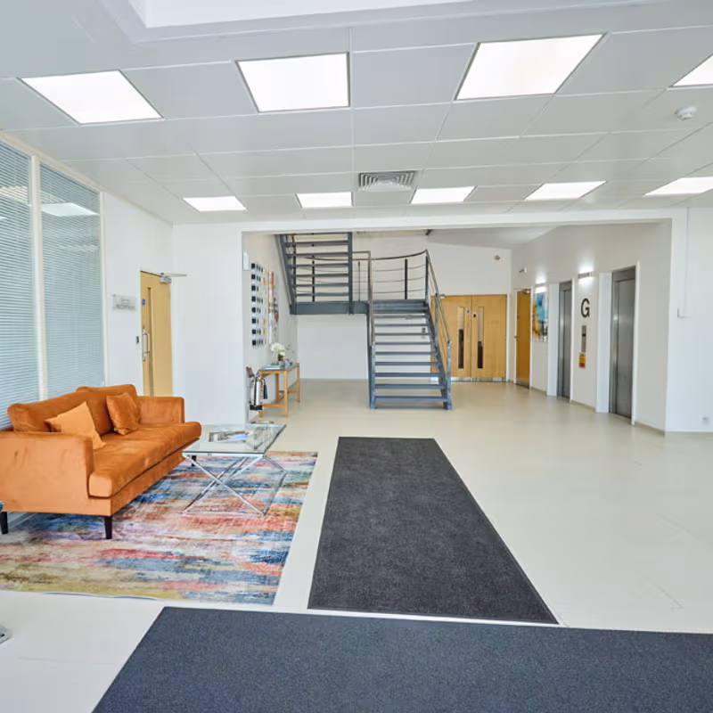 720 Centennial Court, Elstree - Image 4