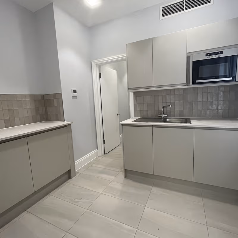 17 Albemarle St, London - Image 2