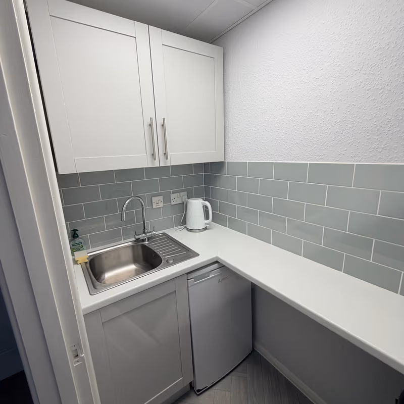 2 Tongham Road, Farnham - Image 3